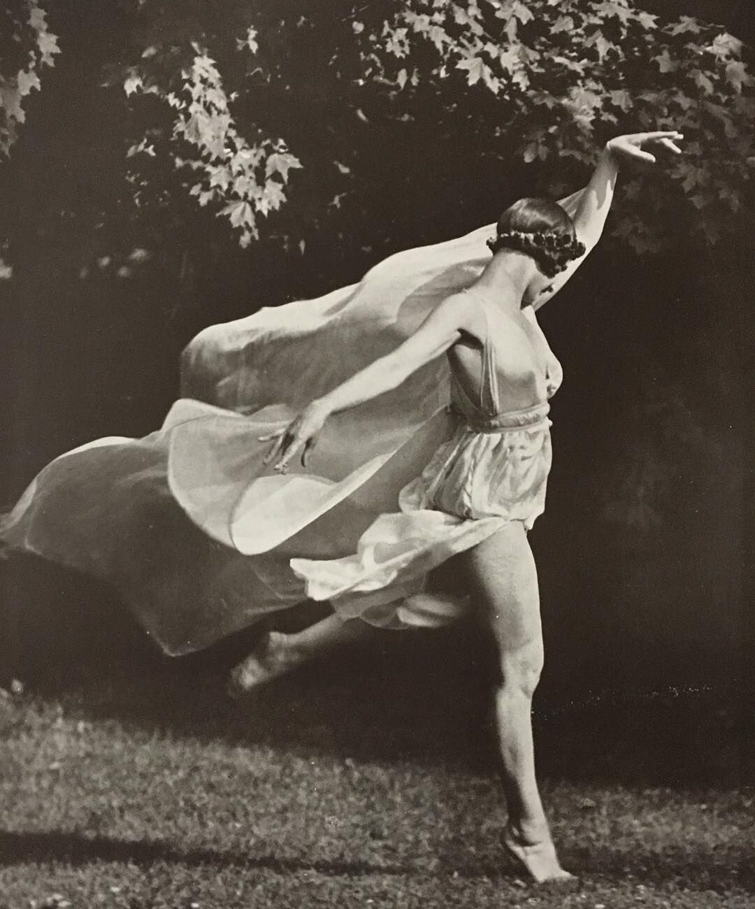 DANZA MODERN CONTEMPORARY Isadora Duncan in una foto di repertorio balla con un vestito leggero che svolazza al vento